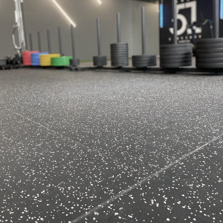 Sol Alpha Burly en dalle de caoutchouc pigmentée dans une salle de sport